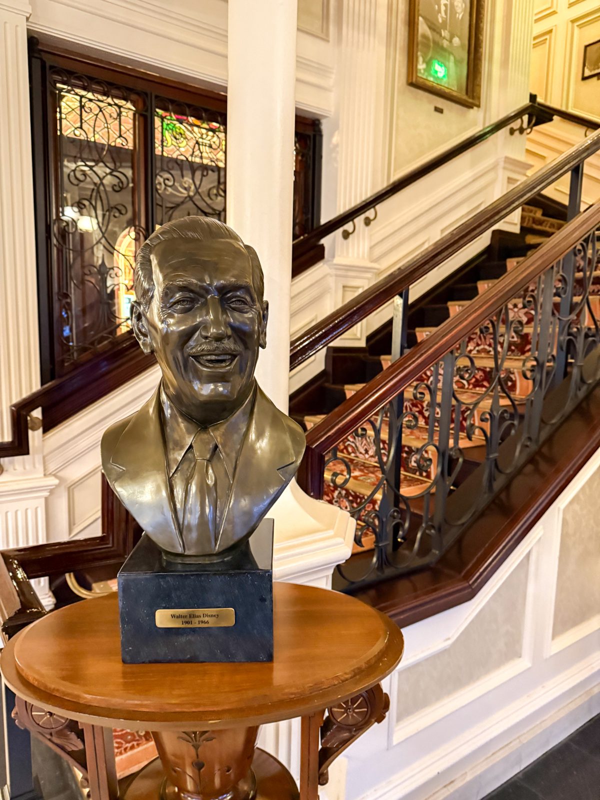 Walt's Restaurant at Disneyland Paris, Walt Disney Bust