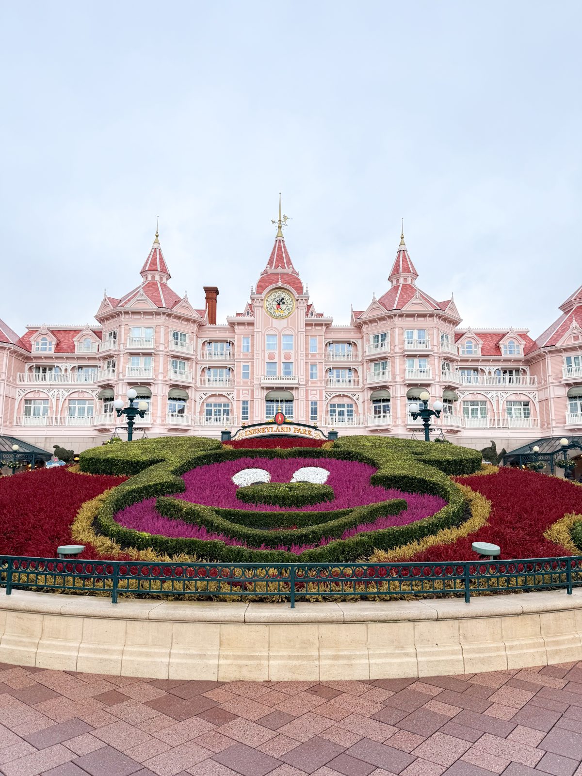 Disneyland Paris Hotel, Mickey Topiary, Pink Hotel in Paris