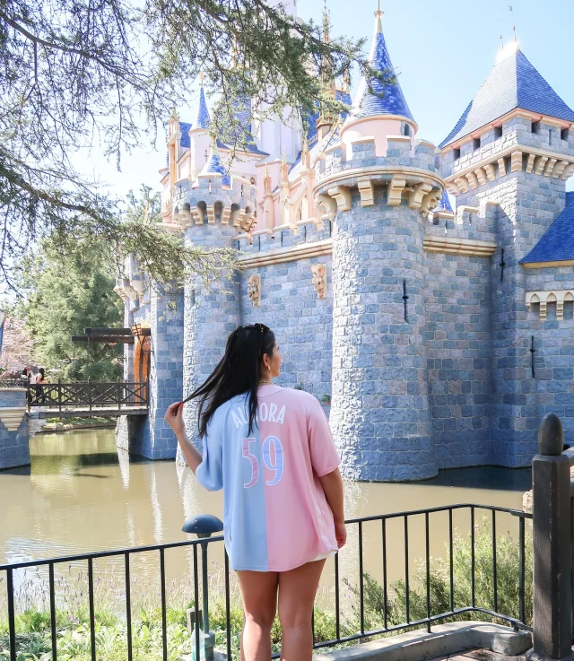 Spring at Disneyland🌸

Also wearing a Walt Disney World top felt a bit illegal😅

#disneyland #disneystyle #sleepingbeautycastle #disneycontent